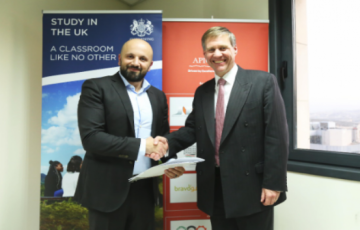 القنصلية البريطانية وأيبك توقعان اتفاقية شراكة لدعم برنامج منح Chevening
