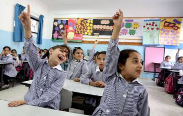 ​طرح الزي المدرسي في أسواق غزة وسط تخوف من تراجع المبيعات