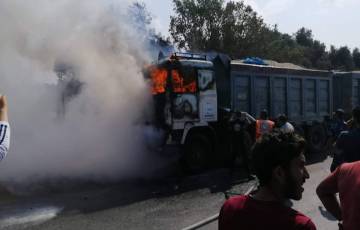 احتراق شاحنة على طريق صلاح الدين وسط قطاع غزة (شاهد)