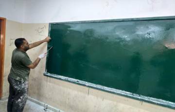 شاهد: مُعلم في غزة يقضي يومه في ترميم وإصلاح السبورات