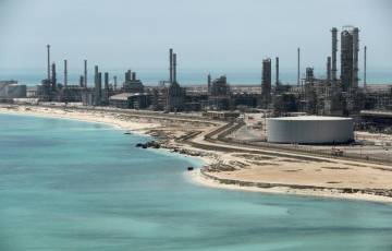 السعودية تهدد بالتخلي عن الدولار في معاملاتها النفطية