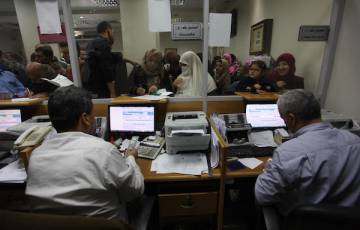 المالية تصدر توضيحا مهما حول رواتب الموظفين في غزة