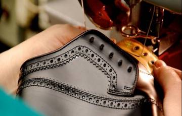 وزير الاقتصاد يؤكد أهمية دعم قطاع صناعة الأحذية والجلود في فلسطين