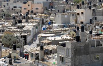 الأونروا توقع عقداً لبناء 121 شقة سكنية لصالح لاجئين من دير البلح