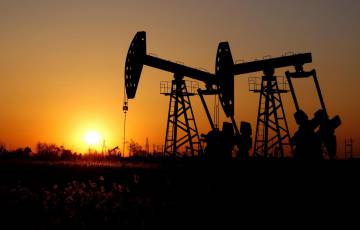 النفط يقلص خسائره بعد توقيع ترامب قانون المساعدات