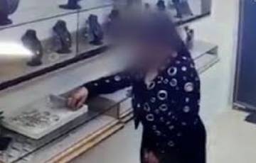 محل تجاري بغزة يُهدد بالتشهير بفتاة سرقت ملابس داخلية.. وأخصائي يُفسّر سلوكها