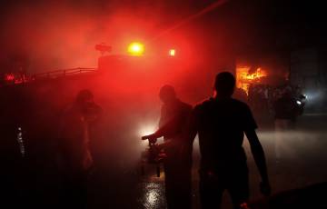 اندلاع حريق في محل سيارات بمدينة غزة (شاهد)