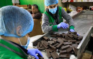 شوكولاتة من صنع قطاع غزة رغم الحصار وأزيز الصواريخ