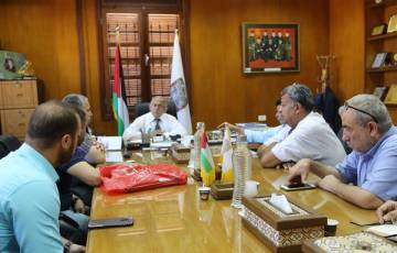 بلدية غزة تبحث مع نقابة تجار الألبسة سبل تعزيز التعاون لدفع الحركة الاقتصادية