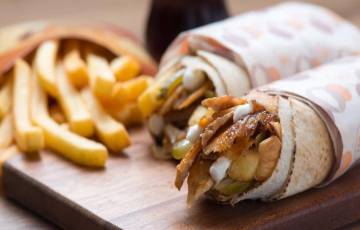 وجبة شاورما بـشيكل واحد والتوصيل مجانًا لكل محافظات غزة