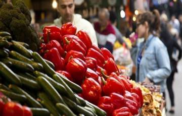 القائمة المحدثة لأسعار الخضروات والدجاج في أسواق غزة