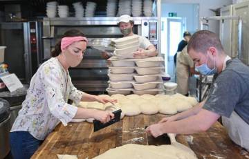 من صنع الخبز المنزلي إلى افتتاح مخبز .. قصة نجاح بريطانية خلال الحجر