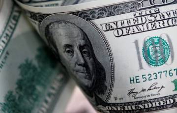الدولار يرتفع‭ ‬قبل شهادة باول و"بيتكوين" تتراجع 1%