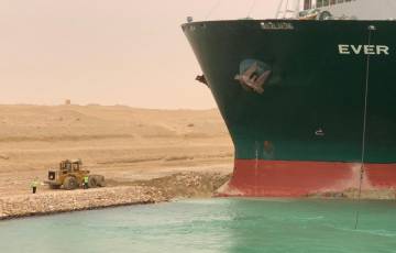 قناة السويس تحاول إنقاذ سفينة حاويات عطَّلت الملاحة