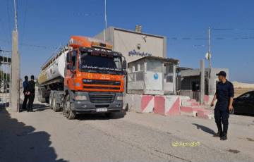 بدء إدخال شاحنات وقود محطة الكهرباء عبر "معبر كرم أبو سالم"