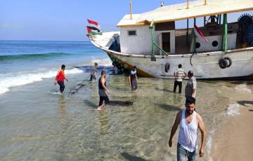 صنع بأيدي فلسطينية.. أكبر قارب صيد يبحر في غزة