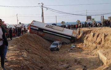 "المرور" بغزة: إصابات جرّاء حادث تصادم بين حافلة كبيرة وجيب على شارع الرشيد  