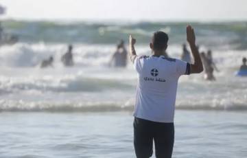 الشرطة البحرية تصدر تنويهاً للمواطنين بشأن السباحة في بحر قطاع غزة
