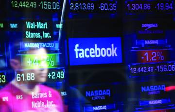 فيسبوك «منصة أساسية» رغم خسارة نصف قيمة الأسهم منذ سبتمبر