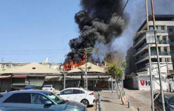 اندلاع حريق كبير في سوق الكرمل بتل أبيب