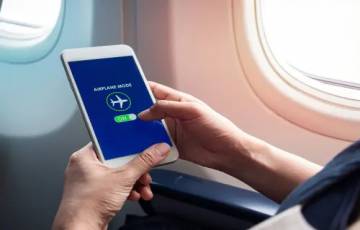 خبير يؤكد أهمية وضع الهواتف المحمولة على خاصية الطيران أثناء الرحلة