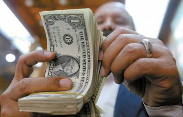 تراجع التحويلات المالية للمصريين بالخارج إلى 22.1 مليار دولار
