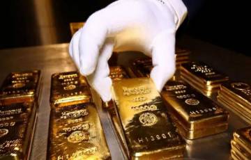 أسعار الذهب "عالميا" تتراجع عن أعلى مستوياتها في عام