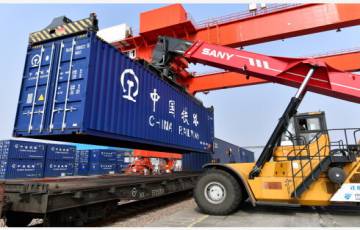 ازدهار التجارة عبر ميناء بري رئيسي بين الصين ومنغوليا خلال الربع الأول