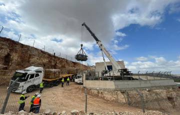 الشركات وطواقم شركة كهرباء القدس تنفذ مشروع تقوية للتيار الكهربائي في قرى غرب رام الله