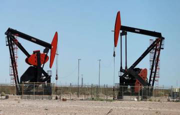 النفط يستقر بعد انخفاض مفاجئ في مخزونات الخام الأميركية