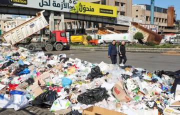 "نفايات مقابل النقود"... مبادرة للحد من أزمة القمامة في لبنان