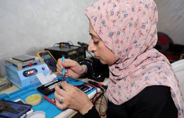 غزة: مُصَلّحة هواتف محمولة تستقطب النساء