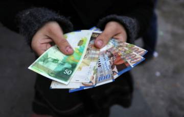 المالية بغزة: نعاني أزمة مالية خانقة ونأمل صرف الراتب نهاية الأسبوع الجاري  
