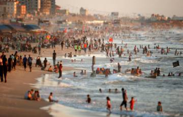 ما هي الأماكن الآمنة للسباحة على طول شاطئ محافظات غزة؟  