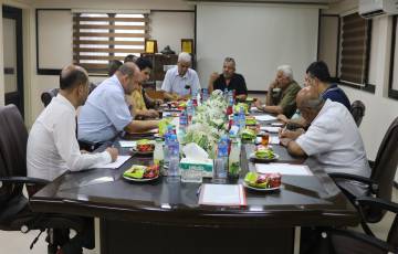 اللجنة الاقتصادية بالغرفة التجارية بغزة تناقش التعليات المفروضة على استيراد الأحذية 