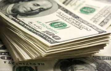 الدولار يصعد لذروة 3 أشهر بعد تلميحات باول بمواصلة رفع الفائدة