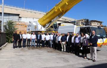 "كهرباء القدس تستلم " رافعة " جديدة قادرة على حمل 230 طناً من شركة ليبر الألمانية