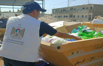  الاقتصاد: إتلاف منتجات منتهية الصلاحية في معبر كرم أبو سالم 