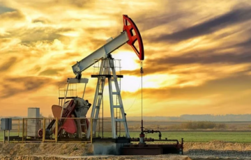 النفط يتجه لتحقيق مكاسب أسبوعية جديدة مع شح المعروض والتفاؤل إزاء الصين