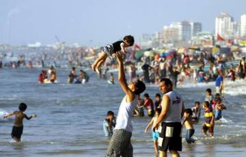 بلدية غزة تصدر تنويهًا مهمًا حول مواعيد السباحة في البحر