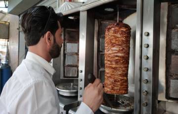 الاقتصاد تنظم جولة تفقدية على مطاعم الشاورما في محافظة خانيونس