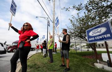سبعة آلاف عامل ينضمون إلى إضراب نقابة "اتحاد عمّال السيارات" في الولايات المتحدة